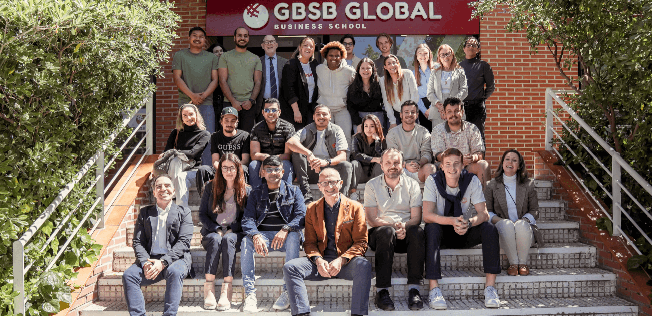 Uma turma da GBSB Global reunida na escada do campus de Barcelona