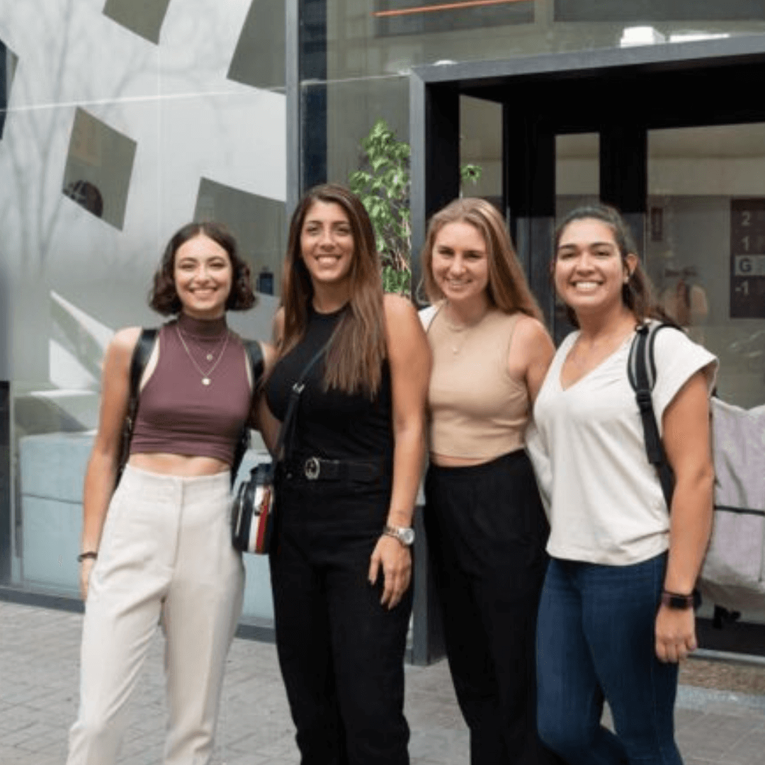 Alunos da GBSB Global na entrada do campus em Barcelona