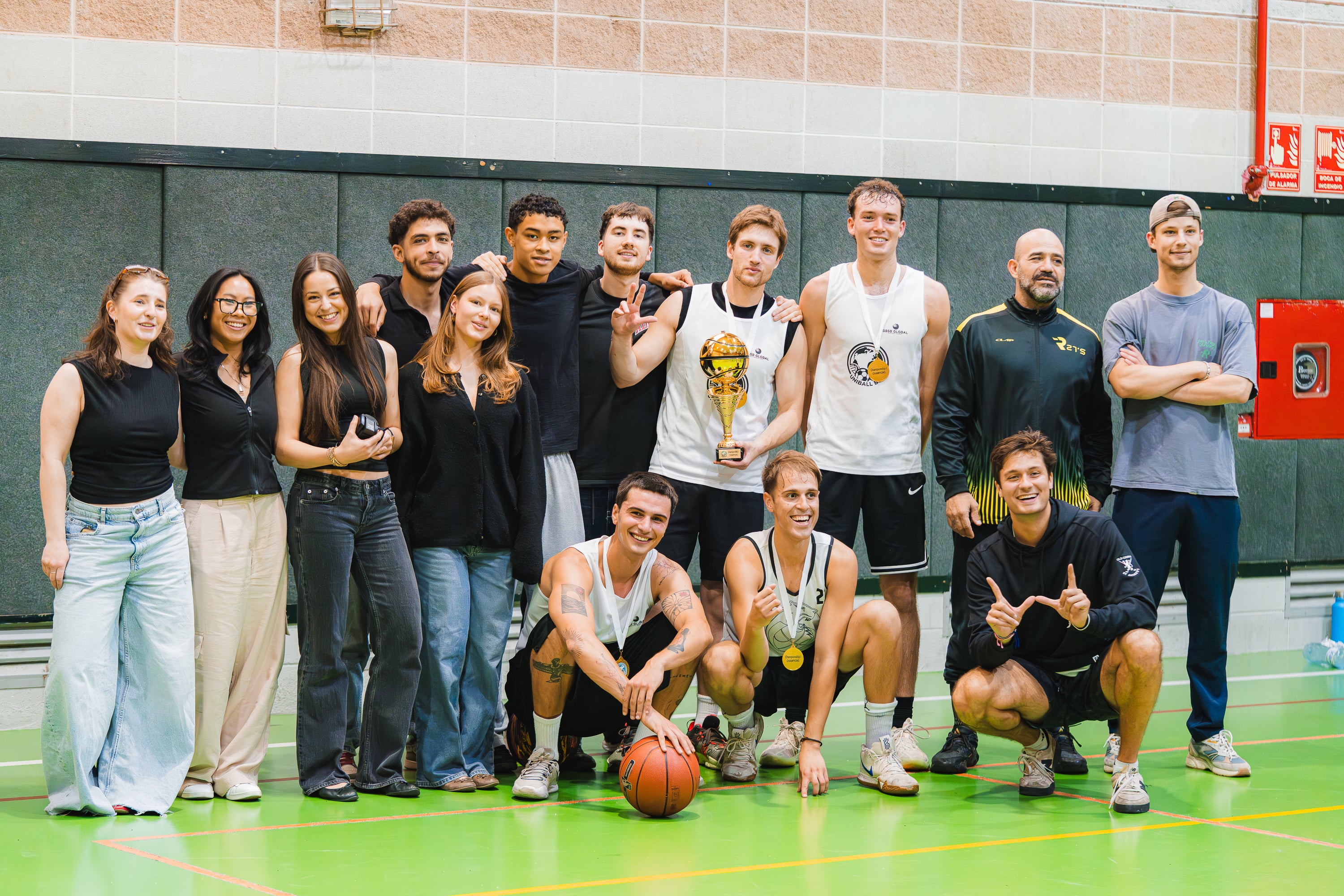 Alunos da GBSB Global em uma partida de basquete